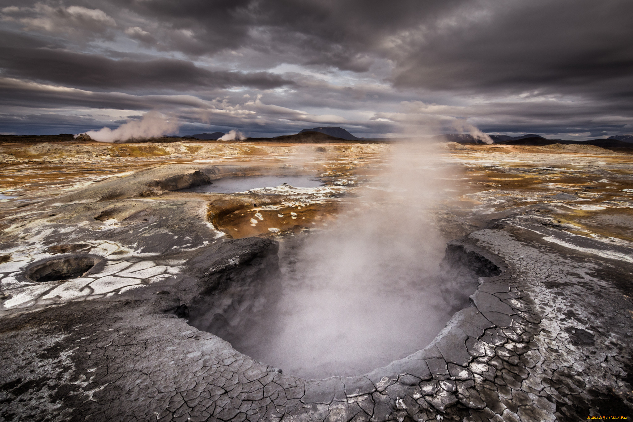 Дым в озерах. Исландия гейзеры. Долина гейзеров Исландия. Исландия сера. Пар из земли.
